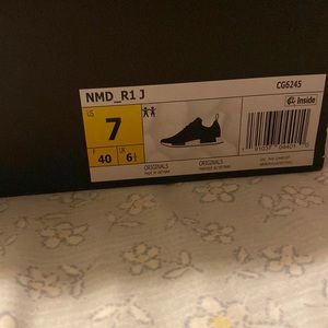 Woman Adidas shoes size 7 unisex